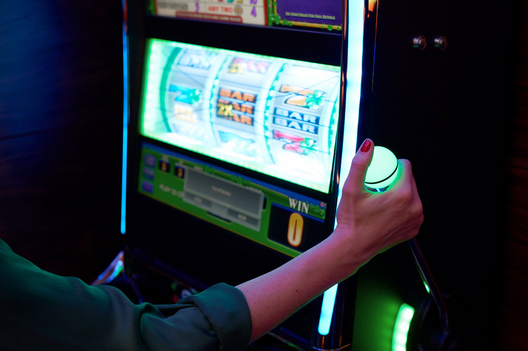 Eine Frau betätigt den Hebel der Slot Machine