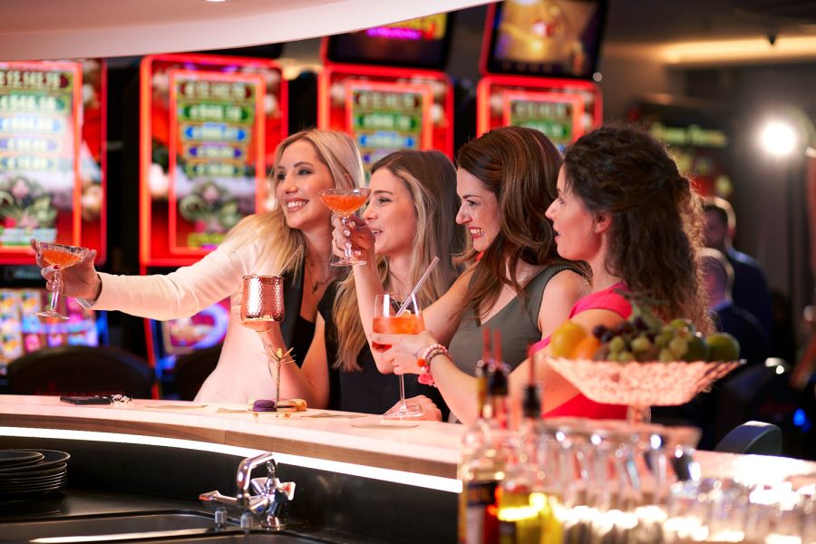 Frauen genießen einen Drink an der Bar der Spielbank Leipzig